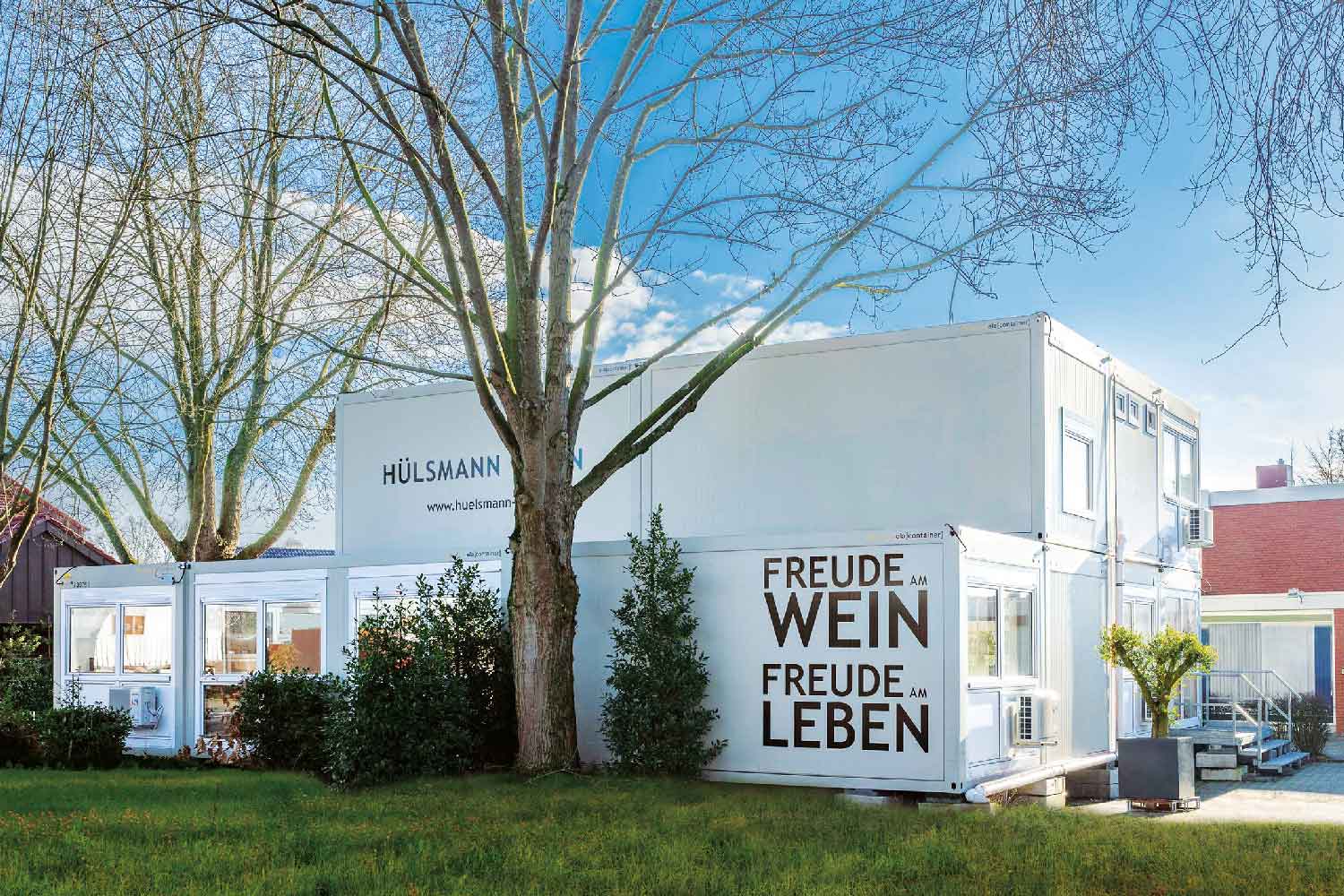 Die zweigeschossige ELA Verkaufsanlage bietet neben einem Showroom auch Büros und Aufenthaltsbereiche.