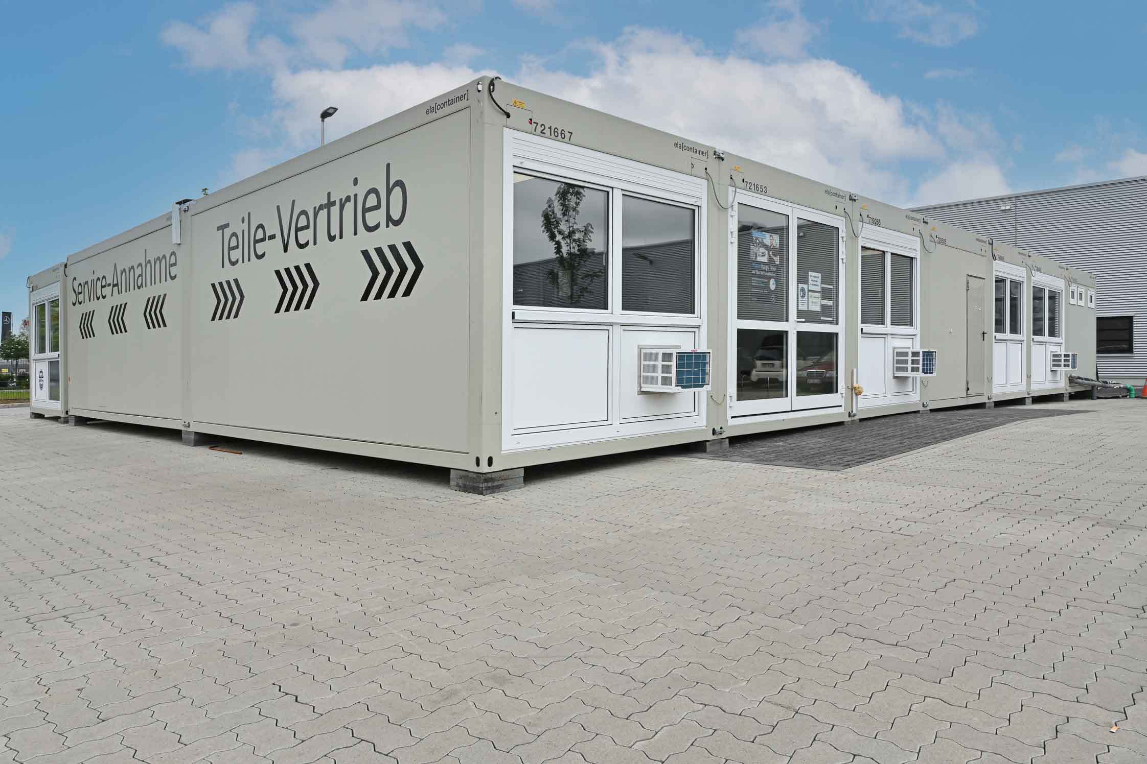 Autohaus aus ELA Containern
