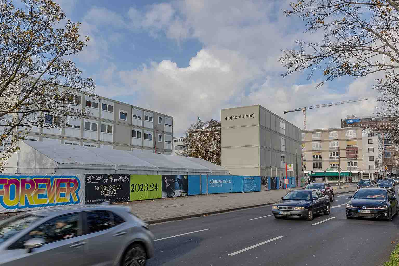 Zwei vierstöckige ELA Baucontaineranlagen von aussen