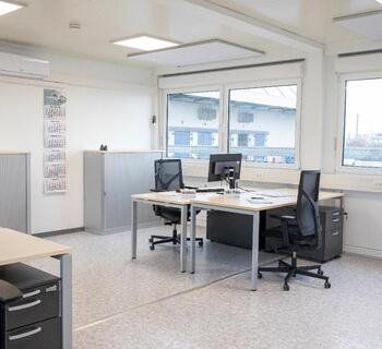 Bürocontainer von innen mit 2 Tischen