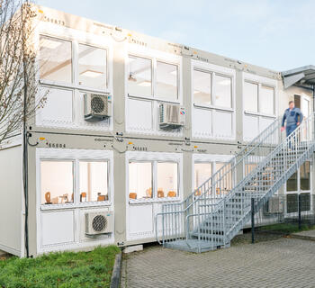 Große-Schulanlage-außenansicht