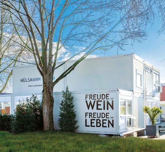 Die zweigeschossige ELA Verkaufsanlage bietet neben einem Showroom auch Büros und Aufenthaltsbereiche.