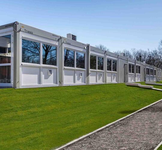 Schwimmbadanbau aus ELA Containern