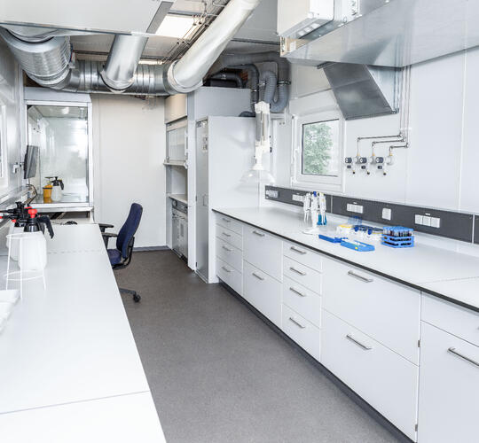 Innenansicht eines voll ausgestatteten Laborcontainers