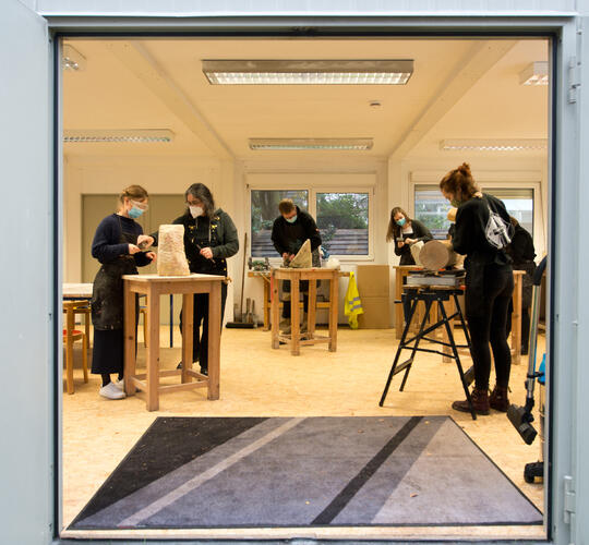 Künstler arbeiten im ELA Container-Atelier an ihren Werken