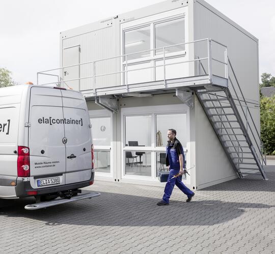 Außenansicht 4er-Containeranlage Baucontainer zweistöckig mit Außentreppe und ELA Bulli- ELA Container