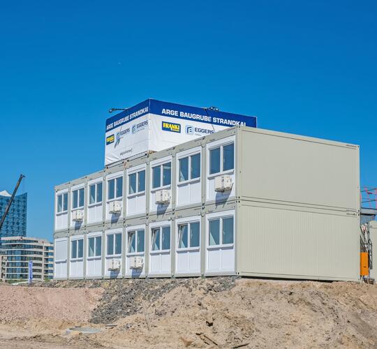 Außenansicht zweistöckige Bürocontainer-Anlage aus Baucontainern auf Baustelle - ELA Container