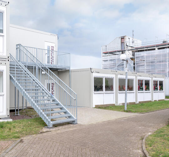 Containeranlage außenansicht mit Treppe