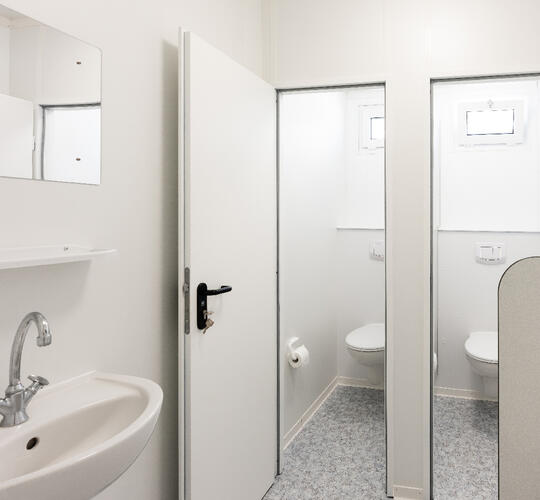 Sanitärcontainer-von-innen-mit-blick-auf-2wcs
