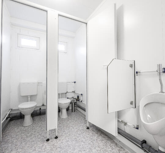 Sanitärcontainer mit zwei Toiletten und einem Pissoir