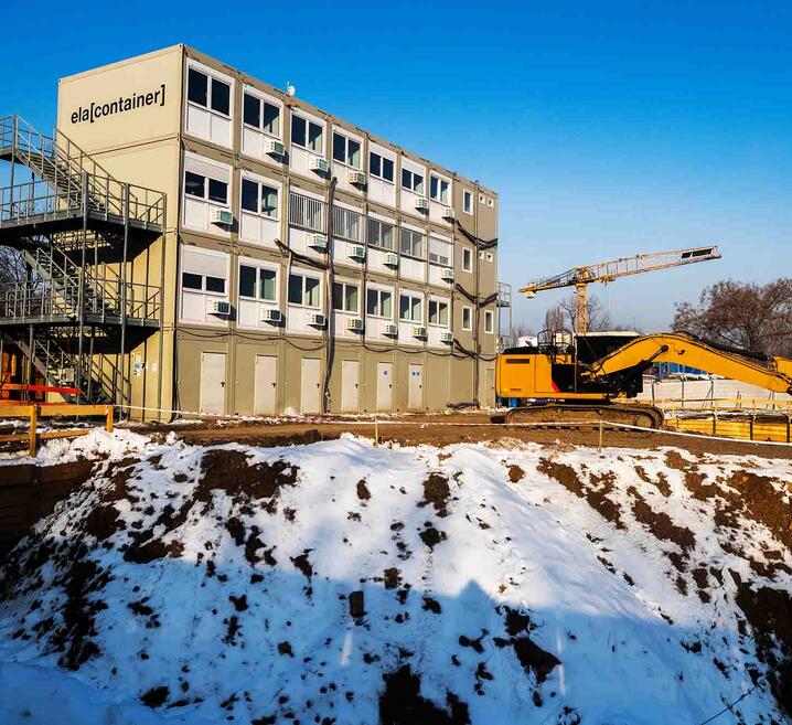 Vierstöckige Baustellenanlage aus ELA Containern in Prag
