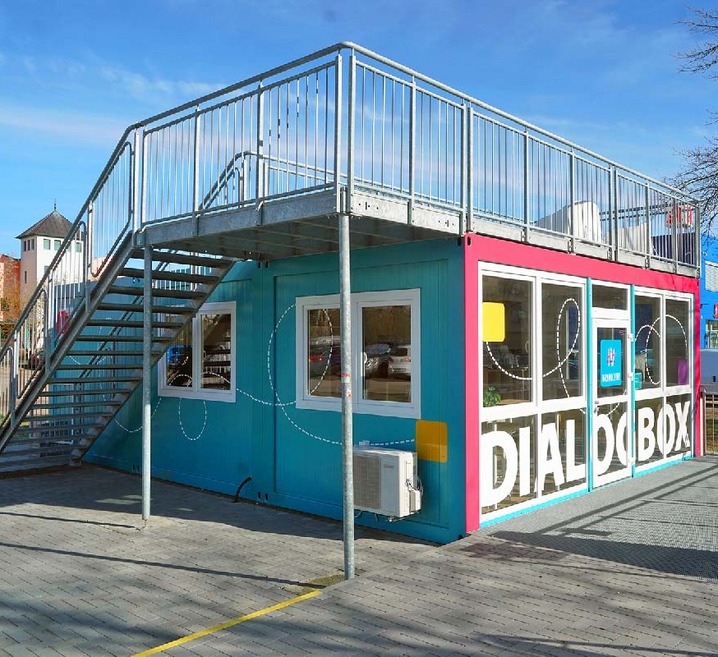 Container von aussen mit Dachterasse