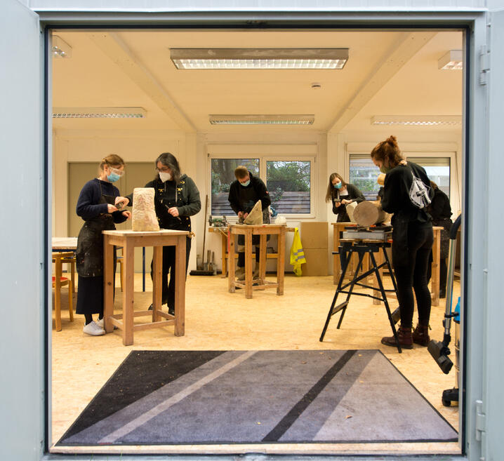 Künstler arbeiten im ELA Container-Atelier an ihren Werken