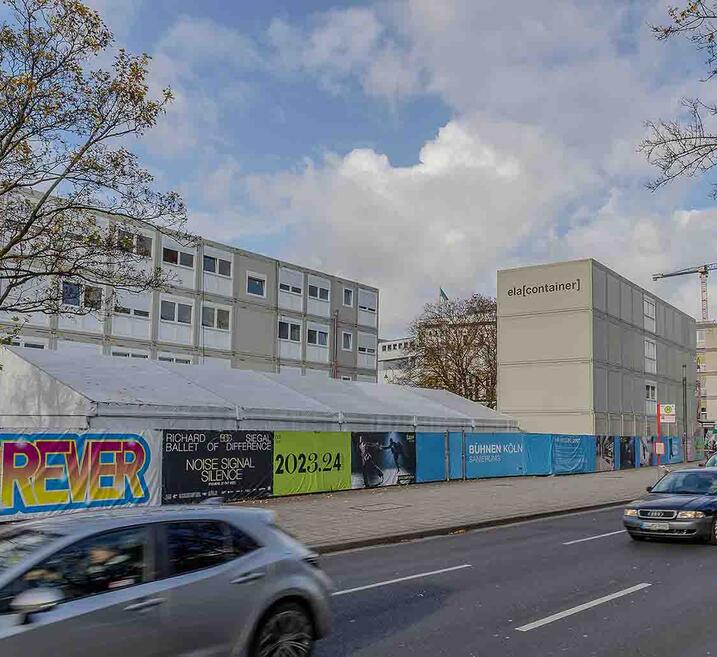 Zwei vierstöckige ELA Baucontaineranlagen von aussen