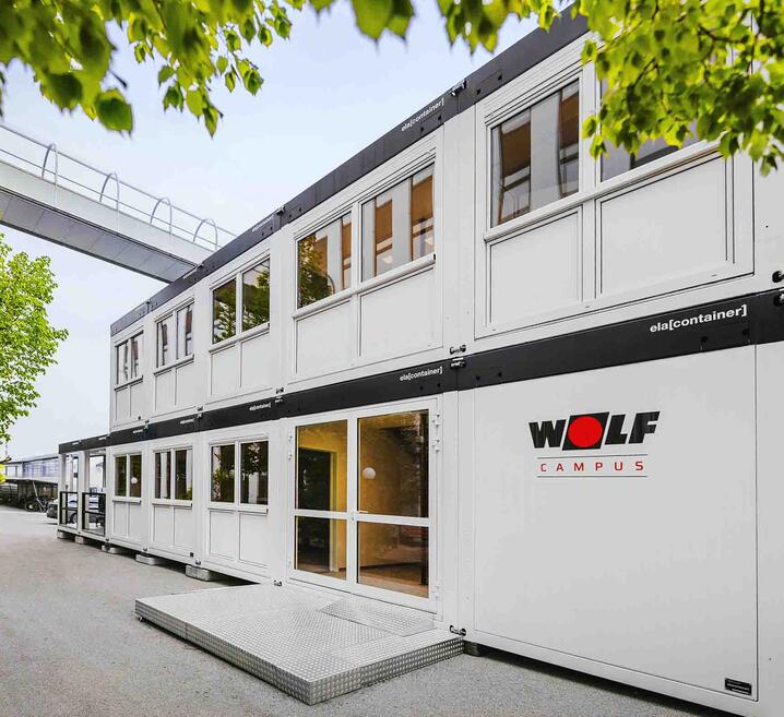 Zweigeschossige Anlage von aussen