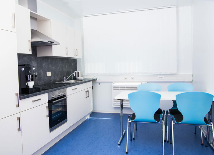 ELA Container - Küchencontainer mit Kochecke und Sitzmöglichkeit