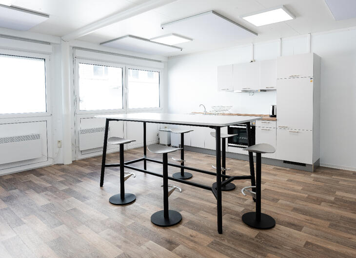 Aufenthaltsraum mit Küche und Hochtisch