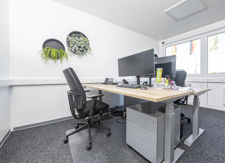 Bürocontainer-von-innen-mit-ausgestattetem-Tisch
