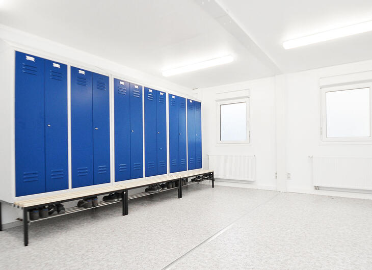 Spinde in Bau mit Bänken