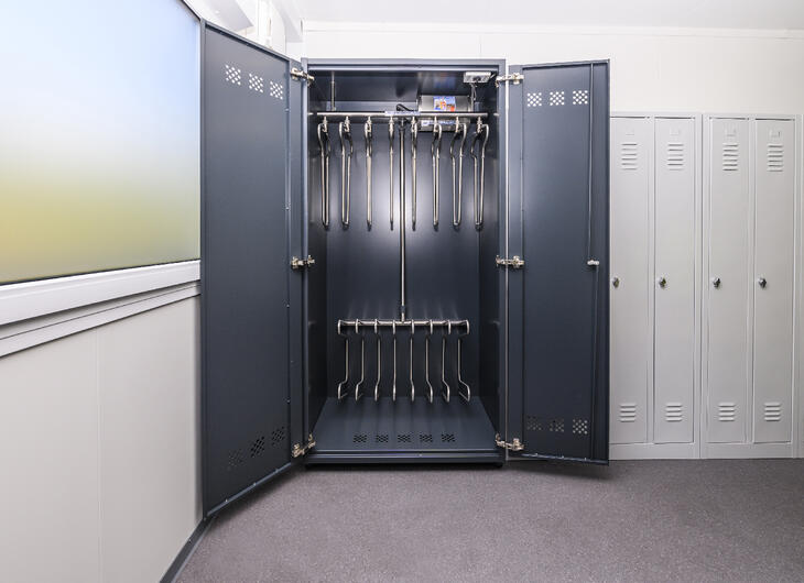 Container mit Schränken und Spinden