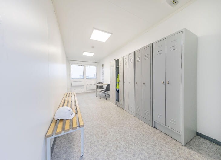 Container-mit-Spinden-und-Bänken