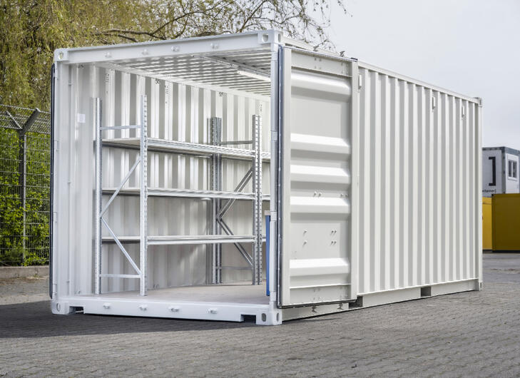 Container-von-außen-mit-offenen-Türen