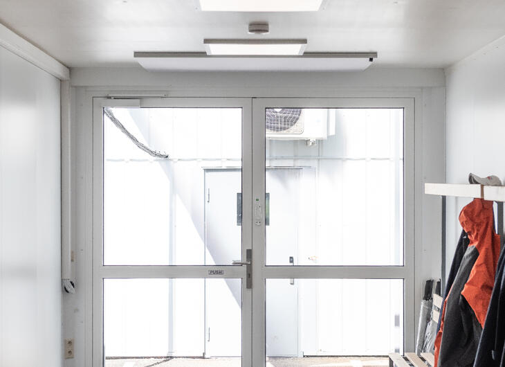 Containereingang von innen mit Glastür