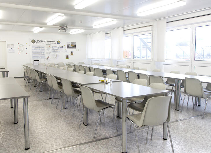 Große Tische im Mannschaftscontainer