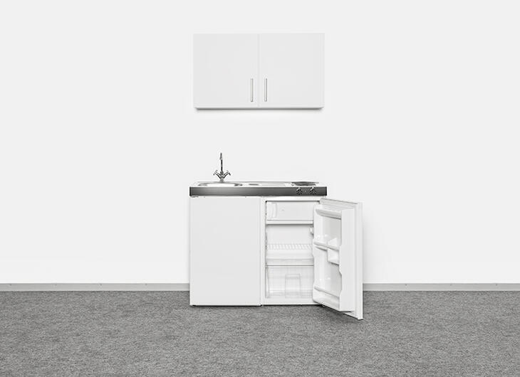 Waschbecken, Kühlschrank und Hängeschrank