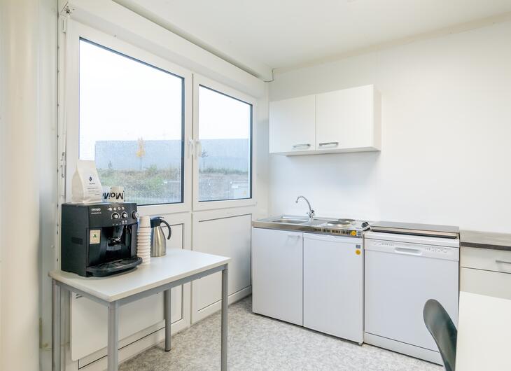 Einbauküche im Mannschaftscontainer mit Kaffeemaschine