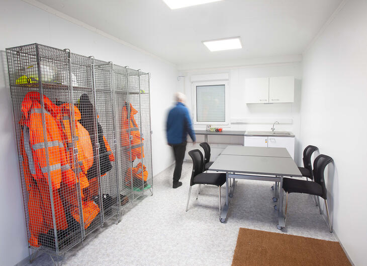 Mannschaftscontainer von Innen mit Tischen, Küche und Spind
