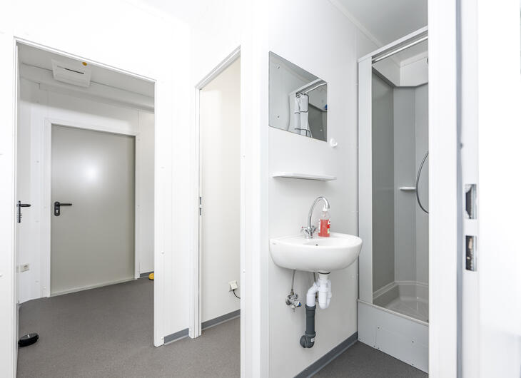 Schwarz Weiss Container zur Miete mit Dusche