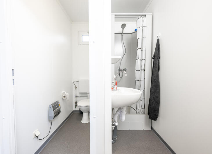 Schwarz Weiß Container Toilette mit Dusche zur Miete