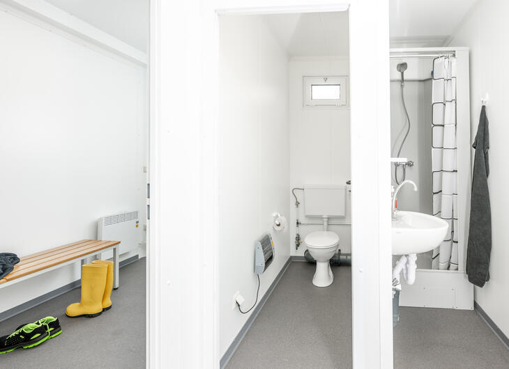 Schwarz Weiß Container mit Umkleide, Dusche und Toilette Innenansicht
