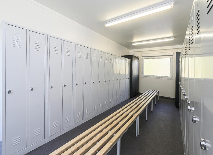 Umkleidecontainer-mit-Bank-und-Spinden