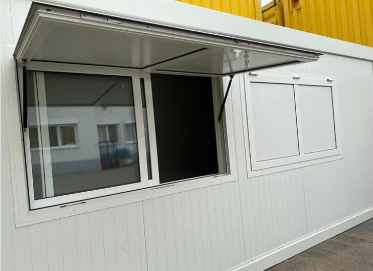 Fenster mit Aussenklappe im Sanitärcontainer