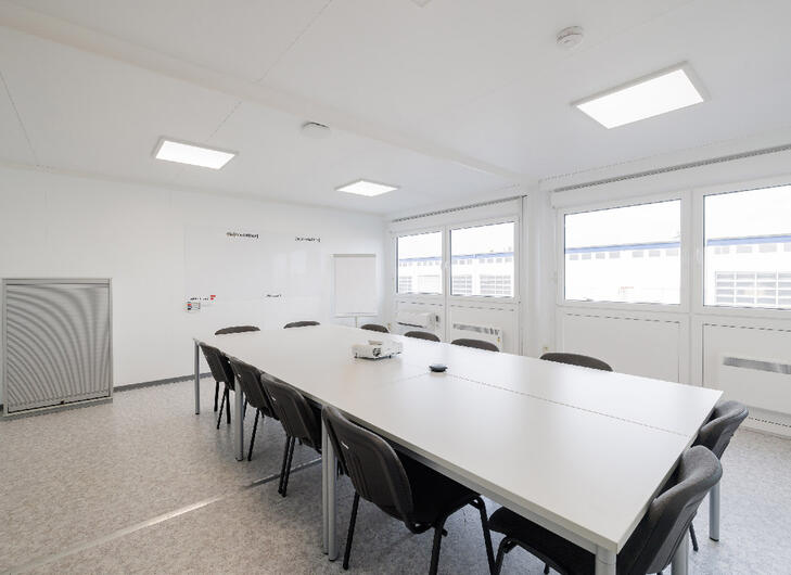 Aufenthaltscontainer mit einem großen Tisch