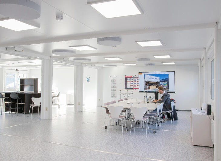 Großraum aus mehreren Containern von innen