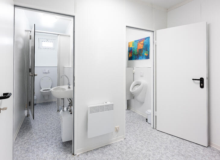 Sanitärcontainer-von-innen-mit-blick-auf-2 wcs mit waschbecken