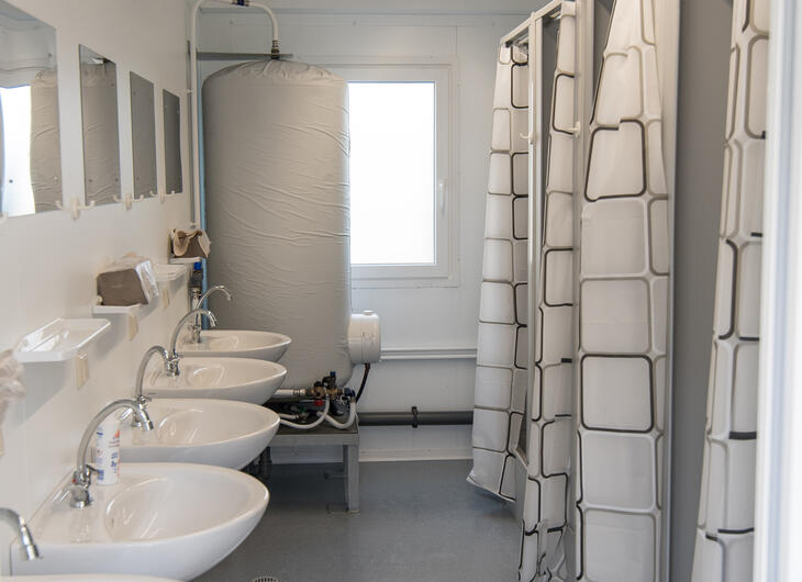 Sanitärcontainer-von-innen-mit-blick-auf-duschen und waschbecken