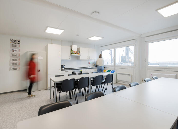 Aufenthaltscontainer mit Küche und Tischen