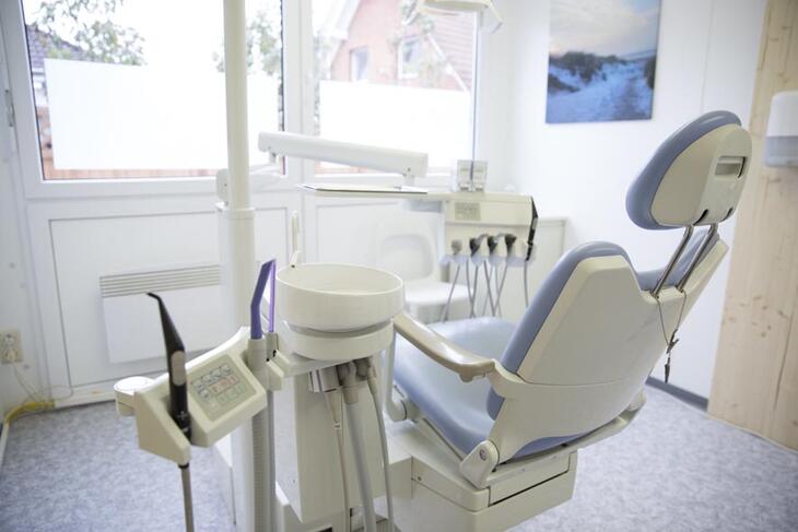 ELA Container - Behandlungsraum mit grosszügigen Fenstern