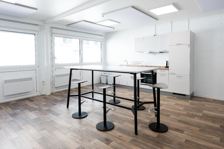 Aufenthaltsraum mit Küche und Hochtisch