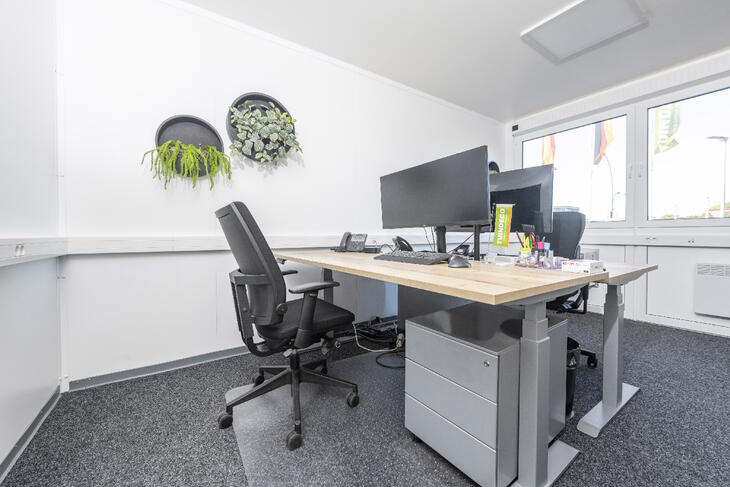 Bürocontainer-von-innen-mit-ausgestattetem-Tisch