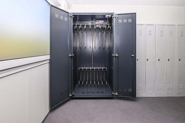 Container mit Schränken und Spinden