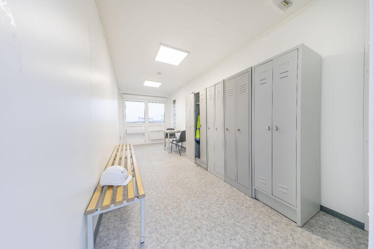 Container-mit-Spinden-und-Bänken