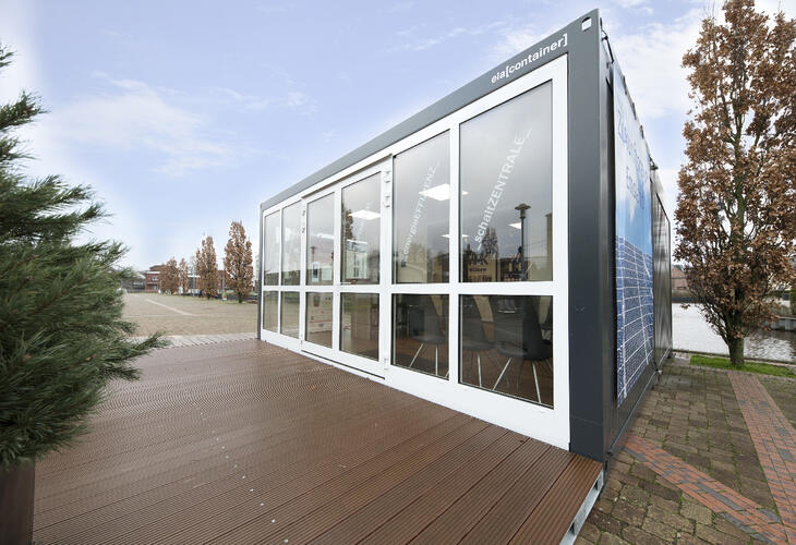 Container von außen mit Terrasse