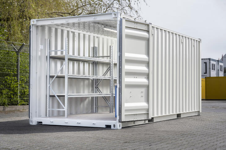 Container-von-außen-mit-offenen-Türen