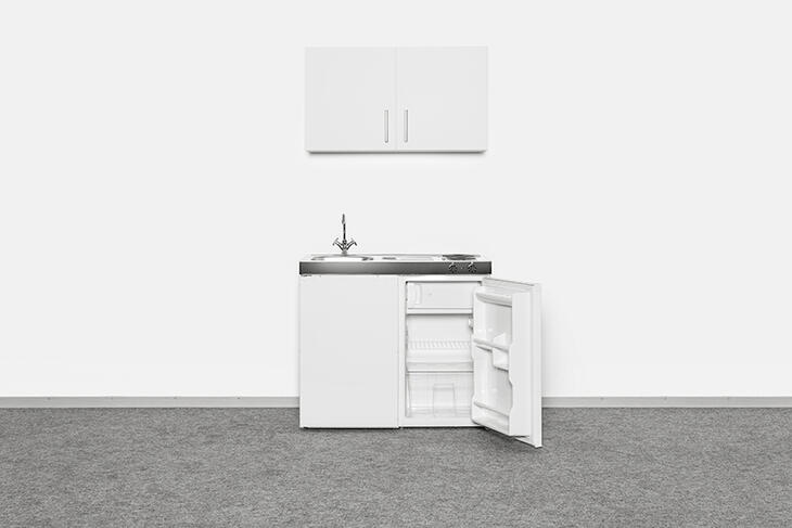 Waschbecken, Kühlschrank und Hängeschrank