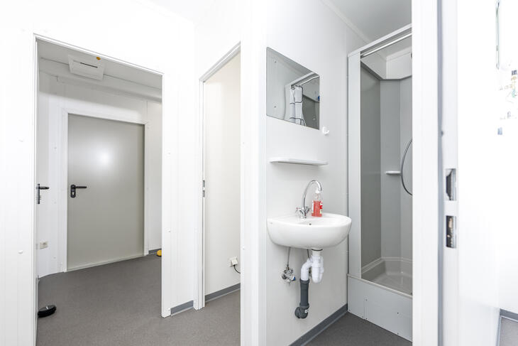Schwarz Weiss Container zur Miete mit Dusche